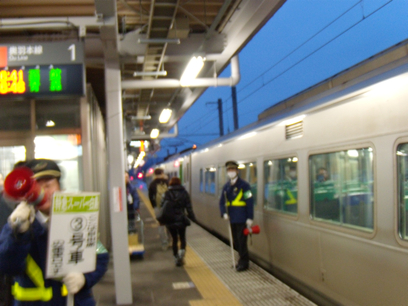新青森駅在来線ホームに止まる列車