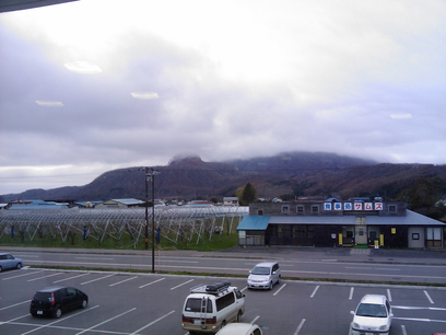 道の駅の展望室から昭和新山を見る