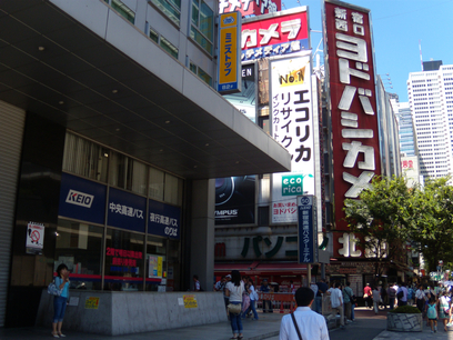 新宿のヨドバシカメラと京王バスセンター