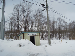 雪に埋まったバス停