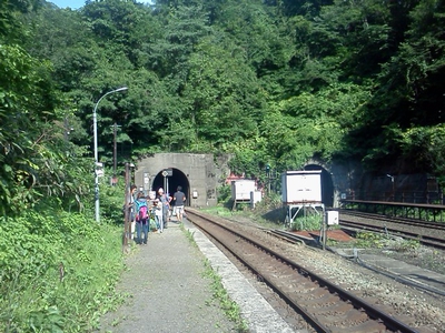 駅の前後がトンネル(1) 他にも観光者が多かった。