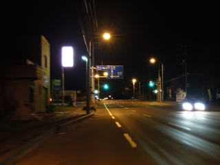 北広島市共栄・道道46号（写真手前・奥）と道道1080号（写真右）の分岐。ここで左に入る。