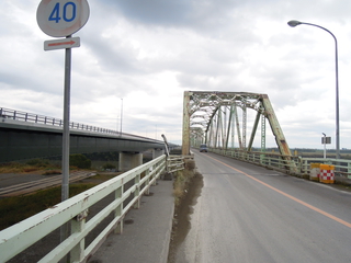 月形大橋。右が現在の橋、左が建設中の橋 ※この年の10月31日より新しい橋の利用開始
