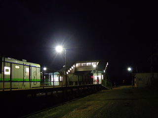 列車と建物の光が際立つ東追分駅