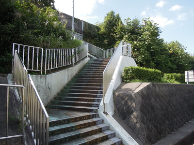 外の道路から東名浜松北バス停へ繋がる階段