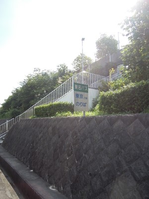 外の道路から東名浜松北バス停への案内