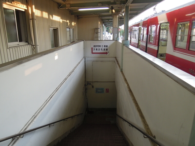 天竜浜名湖鉄道のホームへ繋がる階段