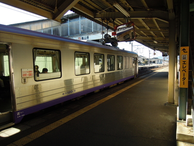 亀山から西へ向かう列車。JR西日本・キハ120系