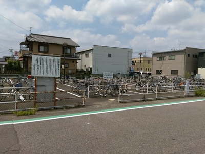 「西条」バス停（「大治西条」バス停とは別で、一つ名古屋寄りとなる）の近くの公共駐輪場