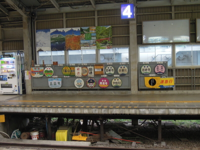 電鉄富山駅のホーム。ヘッドマークが並ぶ
