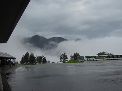 バス発着場。周りが雲に覆われている