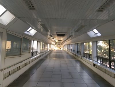 新幹線の駅と在来線の駅が離れており、乗り換えるには一度改札を出た上で長い連絡通路を通らないとならない