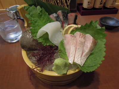 刺身盛り合わせ。「のどぐろ」という日本海側で漁獲される高級魚の刺身（写真一番手前）も。これが気になったので頼んだ
