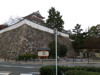 福山駅の北口には、すぐのところに福山城がある