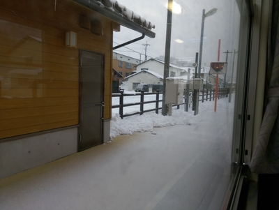 三井野原駅。ホームに雪が積もっている。ちなみに、この近くにはスキー場がある