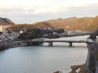 犬山橋を電車が渡っていく