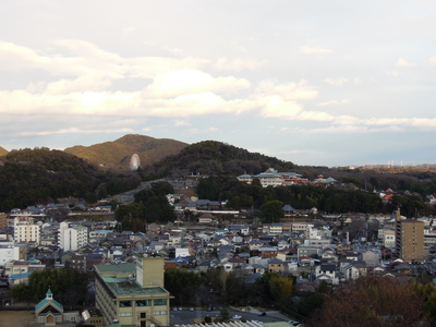 犬山市東部を見る。奥に見える観覧車は日本モンキーパークと思われる