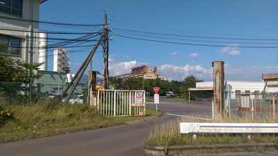 工場への門