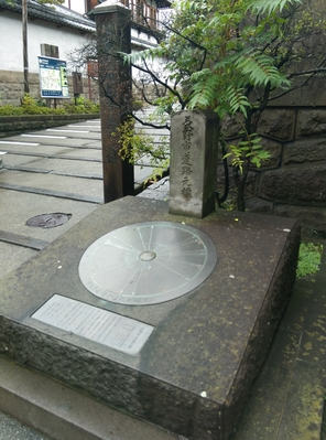 長野市の道路元標は善光寺前の交差点にある