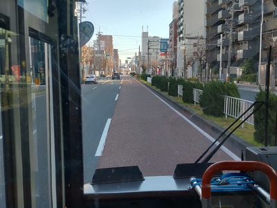 基幹バスはバスレーンが設けられているわけなのだが、引山・尾張旭・瀬戸方面の基幹バスは<strong>バスレーンが道路中央にある</strong>という珍しい<del>名古屋の道路を知らないドライバーにとっては初見殺しな</del>路線（もう一つの堀田・笠寺方面の基幹バスのバスレーンは道路の外側です）。路面電車みたいなものだと思うと合点がいく。