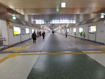 高蔵寺駅北口の地下通路は結構長いのだが、