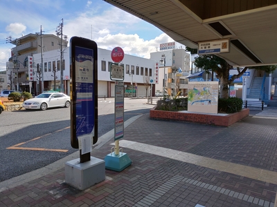 ゆとりーとラインのバス停とは別に、名古屋市営バスのバス停もある（似た経路の路線もあるが、停留所は個別に設置されている）