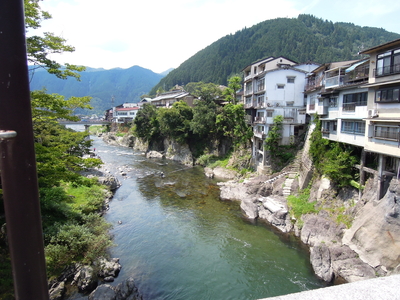 その近くの吉田川（長良川の支流）。川すれすれまで建物が建つ
