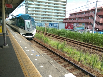 津新町駅で列車を待っていたら、向かいを しまかぜ が走っていった