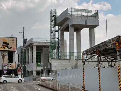 現在の駅よりも東に建設されている高架