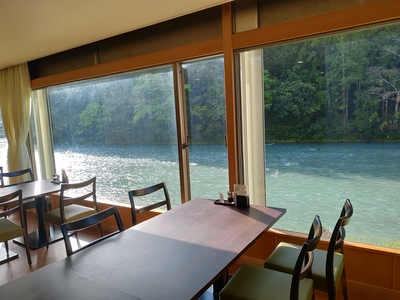 翌朝の宿の朝食会場にて。川が見えて良い景色