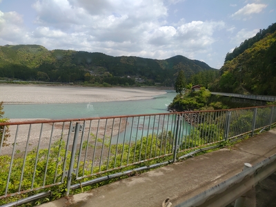 往路は夜だったのであまり見えなかった熊野川もこの時間はよく見えた