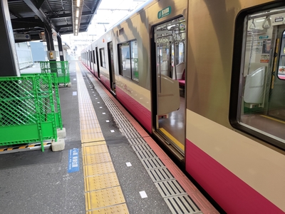 千葉中央駅にて。新京成への直通列車で、新京成の車両で運行だった