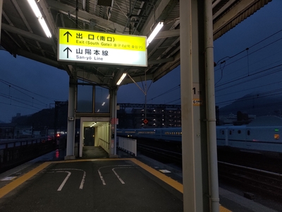 新幹線の新下関駅は、在来線への連絡通路がホームの末端にあるうえ、階段も狭い