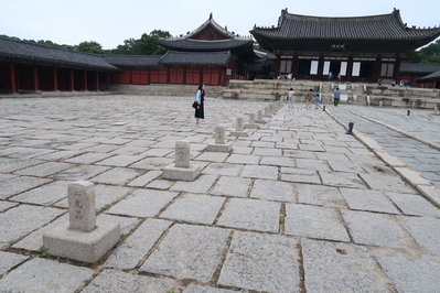 ����ˤϡֶ��ʡס�Ȭ�ʡסĤ���ͤγʤ��񤫤�Ƥ���