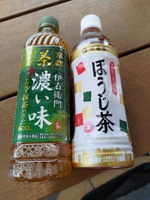途中で飲んでいたお茶。左が伊右衛門のアイマスコラボのときに買ったもの、右が「でらます」のコラボ店舗・妙香園のもの