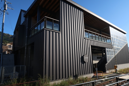 JR�����Ŵƻ����³�ؤǤ���Ω��ء��ն��ƻϩ����ϩ�˹��㺹�����ʤꤢ�ꡢ�ؼˤ�2����ƻϩ���ܤ��Ƥ���