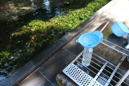 �ʤ��������ο�����ѤΥڥåȥܥȥ������Ƥ��ꡢ���äƹԤ����Ȥ��Ǥ���