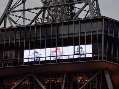 中部電力MIRAI TOWER/外から見えるディスプレイにも旅マスが表示されていた。なお5分に1回の表示な模様