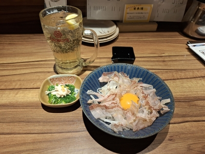 風来坊 東桜店/最初に頼んだお酒とサラダ