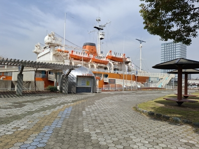 かつての南極観測船「ふじ」が展示されている