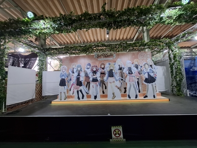 ステージにアイドルの等身大パネルが