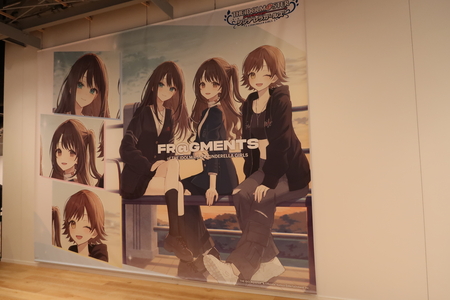 展示会場の入口で、キービジュアルが大判で展示されていた