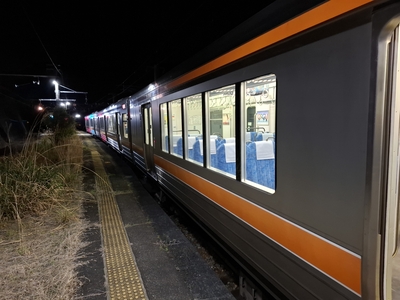 門島駅で対向列車待ち