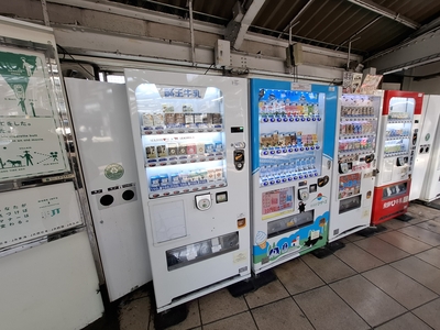 秋葉原駅の総武線各駅停車のホームには、牛乳の販売店・自販機が立ち並んでいる