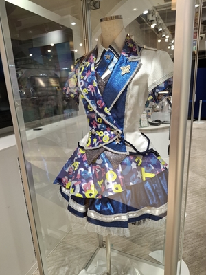 秋葉原アトレのアイマスオフィシャルショップにて。このとき展示されていた衣装は、2017年のHOTCHPOTCH FESTIV@Lの衣装だった