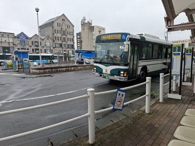 鵜方駅に到着した志摩スペイン村行きバス