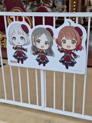 パルケエスパーニャの掲示（葛城リーリヤ・倉本千奈・花海佑芽）