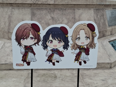 パルケエスパーニャの掲示（樋口円香・福丸小糸・市川雛菜）