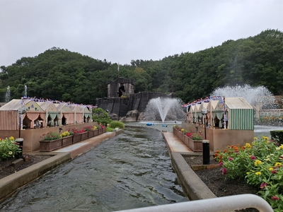 フェリスクルーズ（水路上にスペインの風景を再現し、船から見られる）