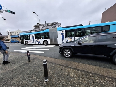 連接バスが通っていった